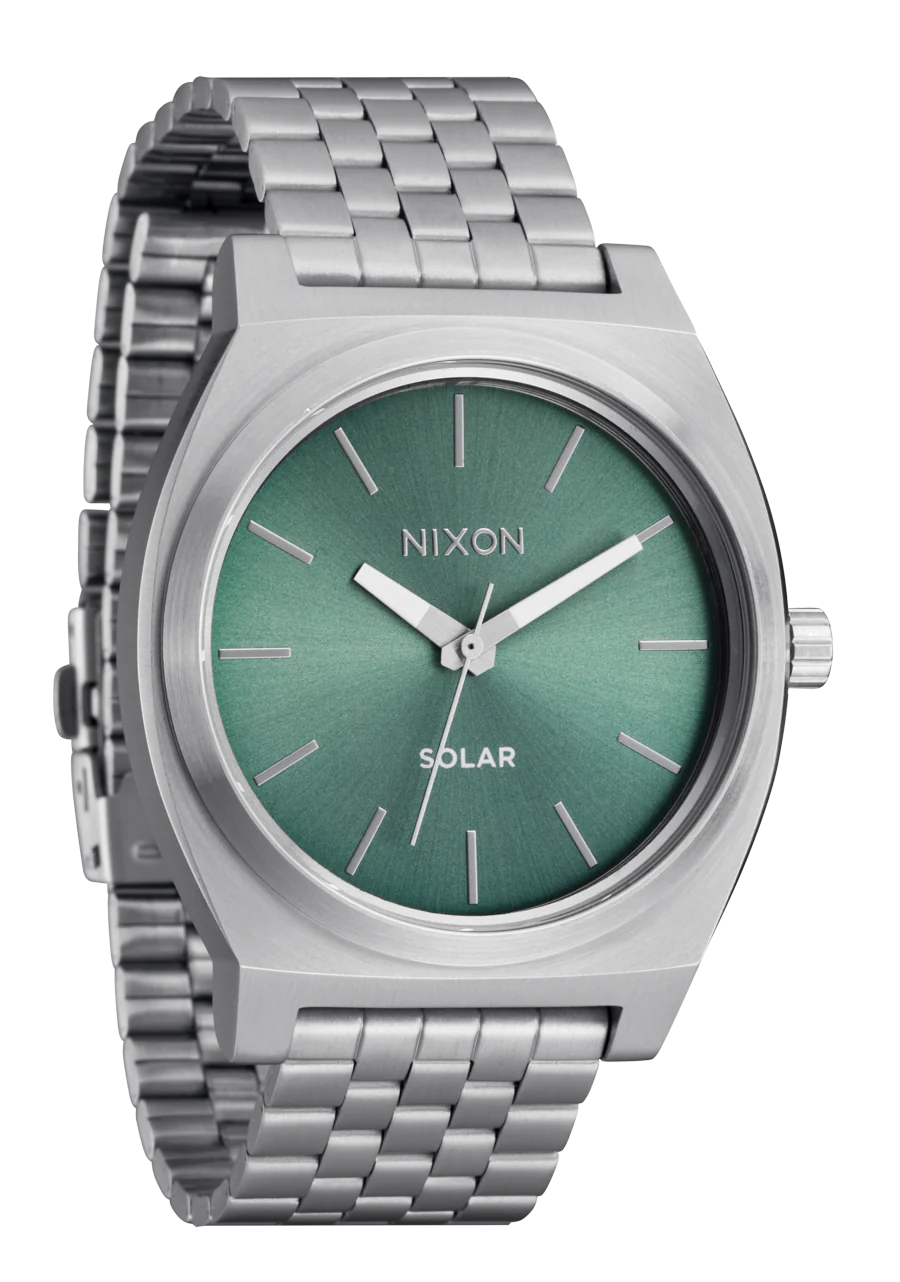 Relógio Nixon Time Teller Solar prateado com mostrador jade, vista lateral