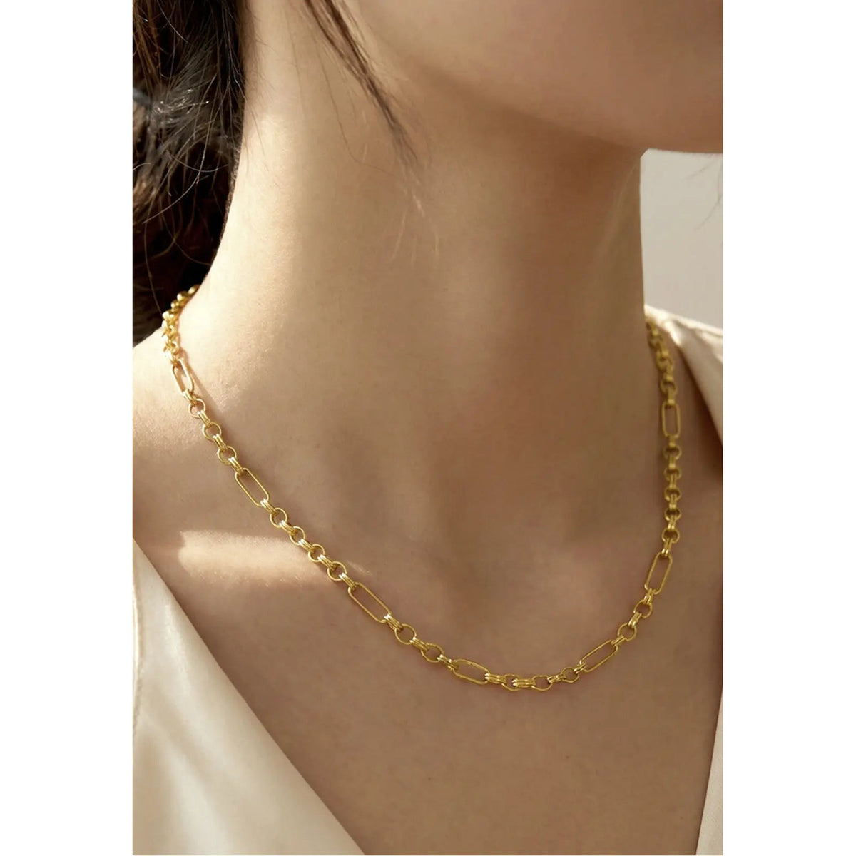 Colar Lotus Style Urban Woman Dourado LS2732-1/1 — colar em uso