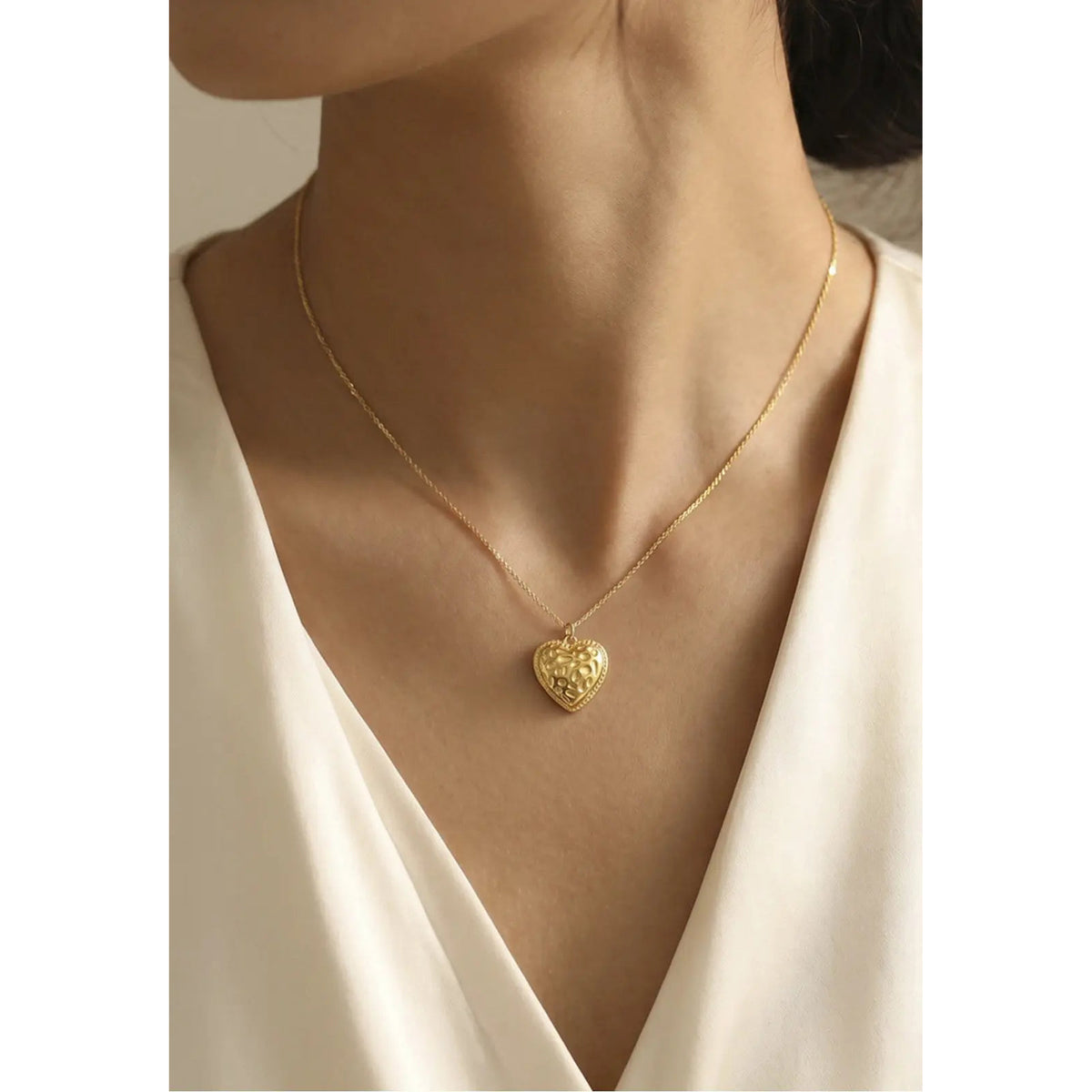 Colar Lotus Style 26 Dourado LS2769-1/1 — colar em uso