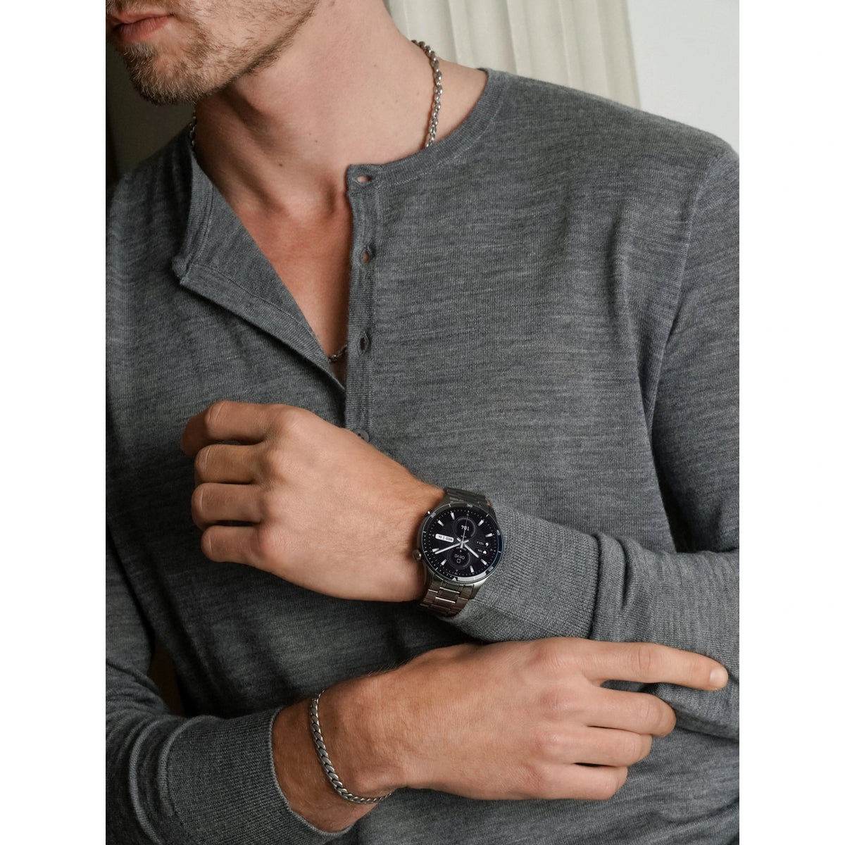 Pulseira ONE Men Prime Prateada — OAMB5103SS, vista em uso