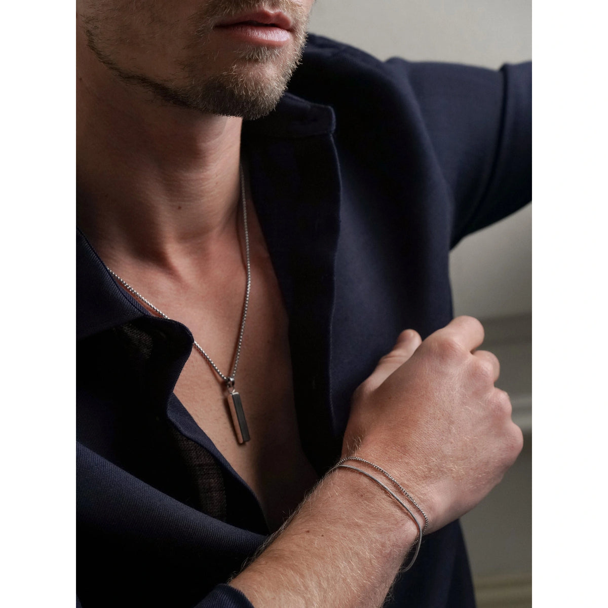 Pulseira ONE Men Trace Prateada — OAMB5104SS, vista em uso