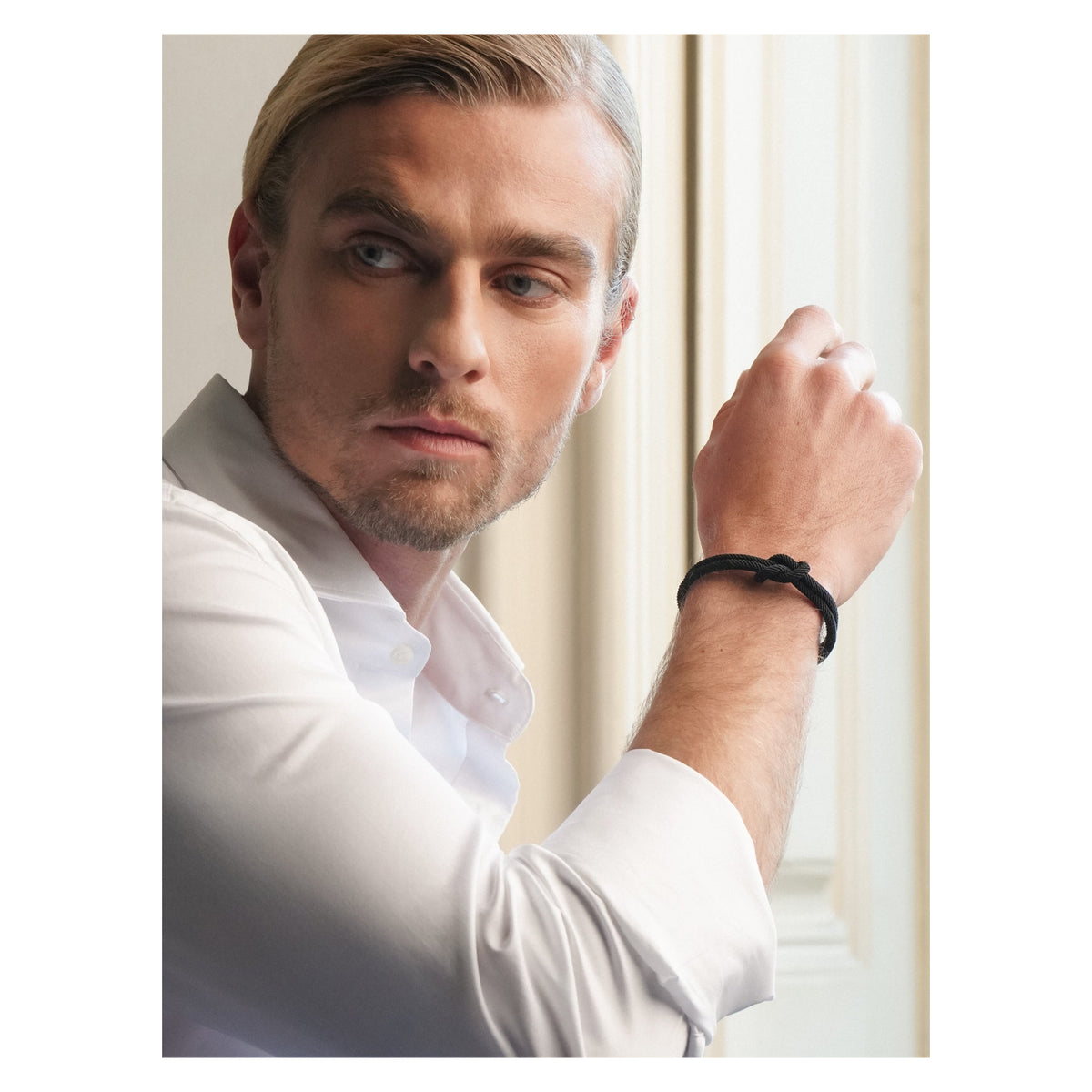 Pulseira ONE Men Canyon Preta — OAMB5107RB, vista em uso