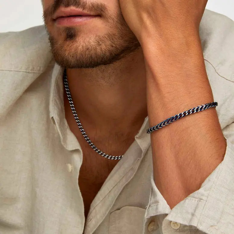 Colar ONE Men Shimmer prateado em utilização