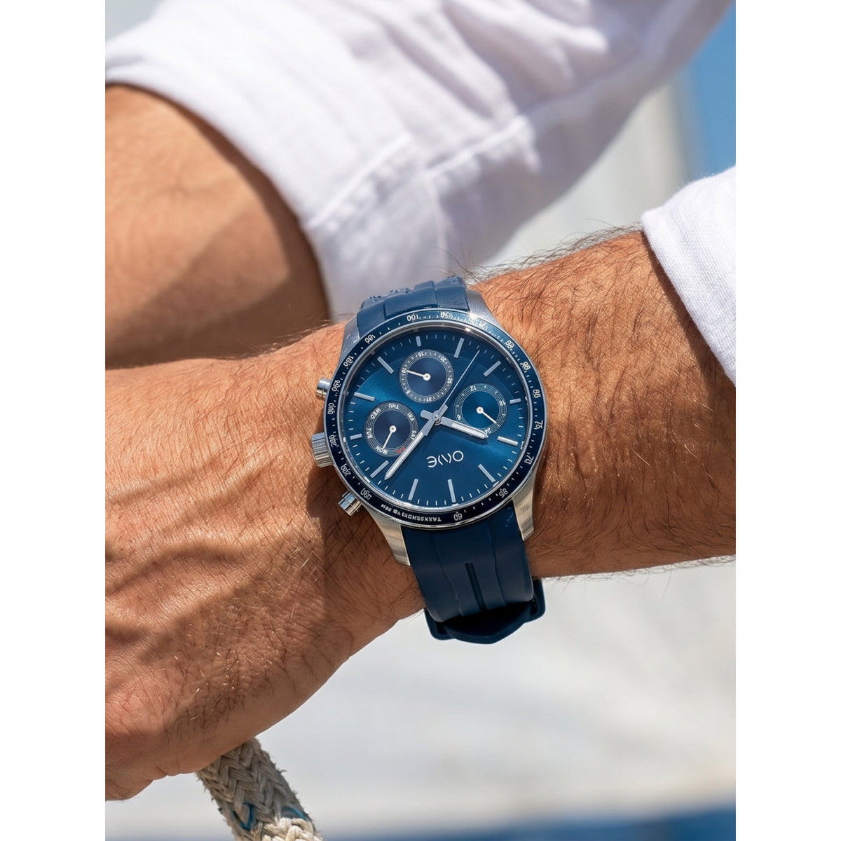 Relógio ONE Atlantis Azul — OG8404AA61B, vista em uso