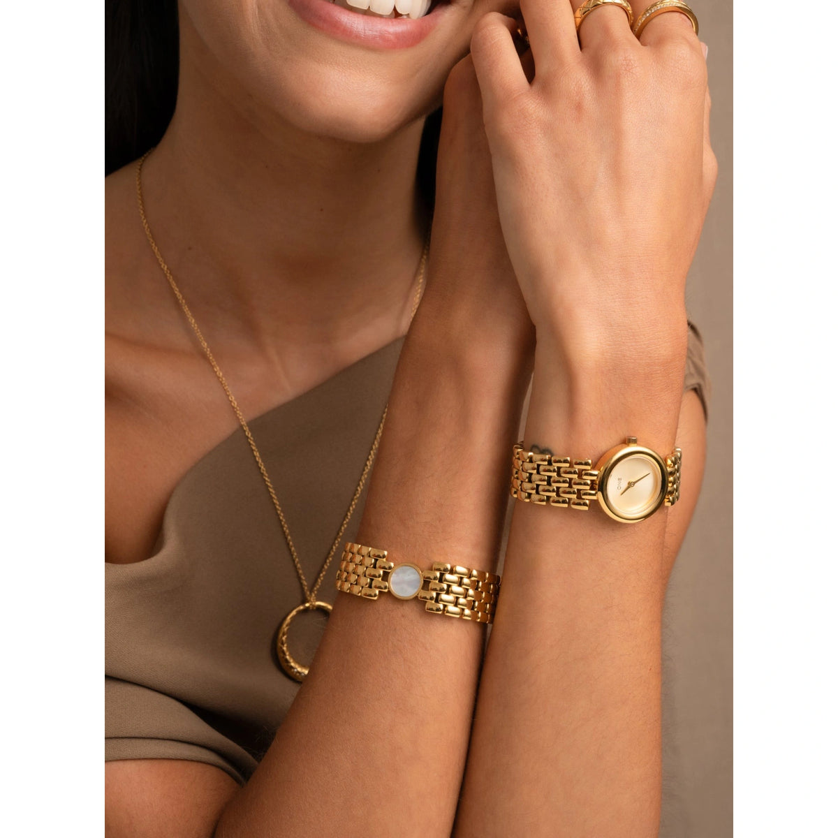 Pulseira ONE Passion Dourada — OJBA68G, vista em uso