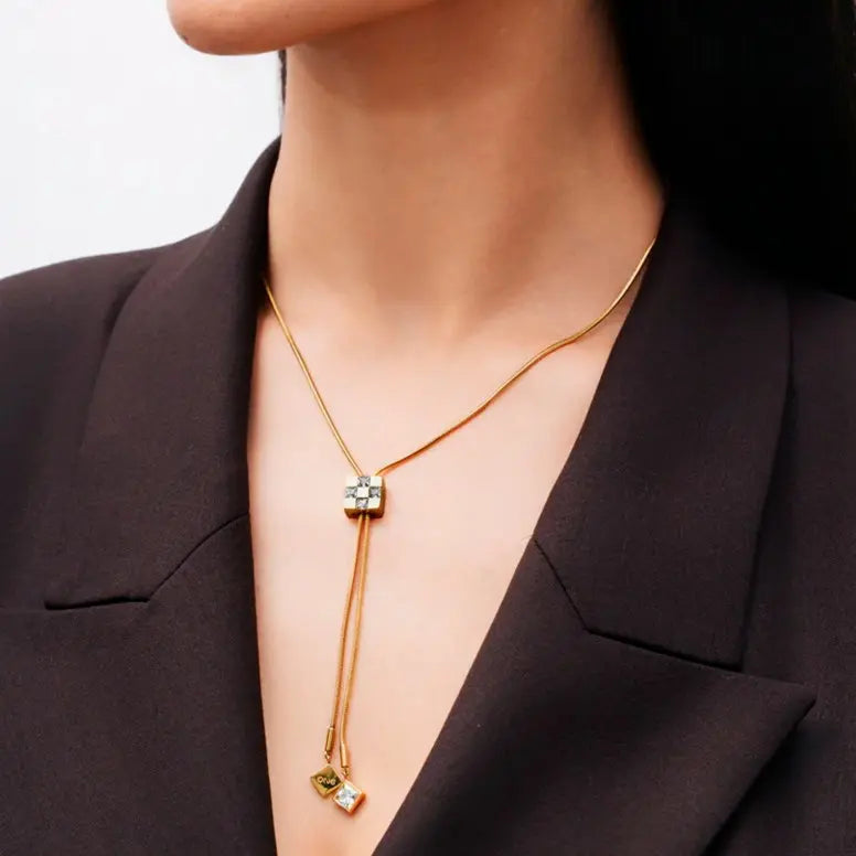 Colar ONE Chess Long dourado em utilização