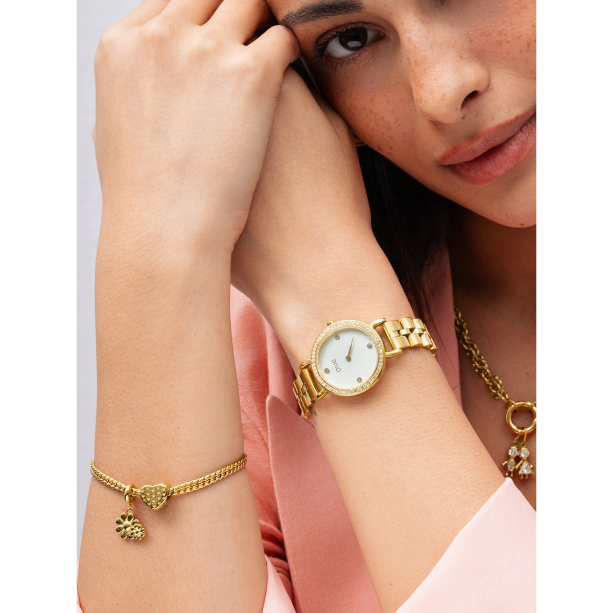 Charm ONE Life Floral Dourado — OJEBC789; exemplo de utilização