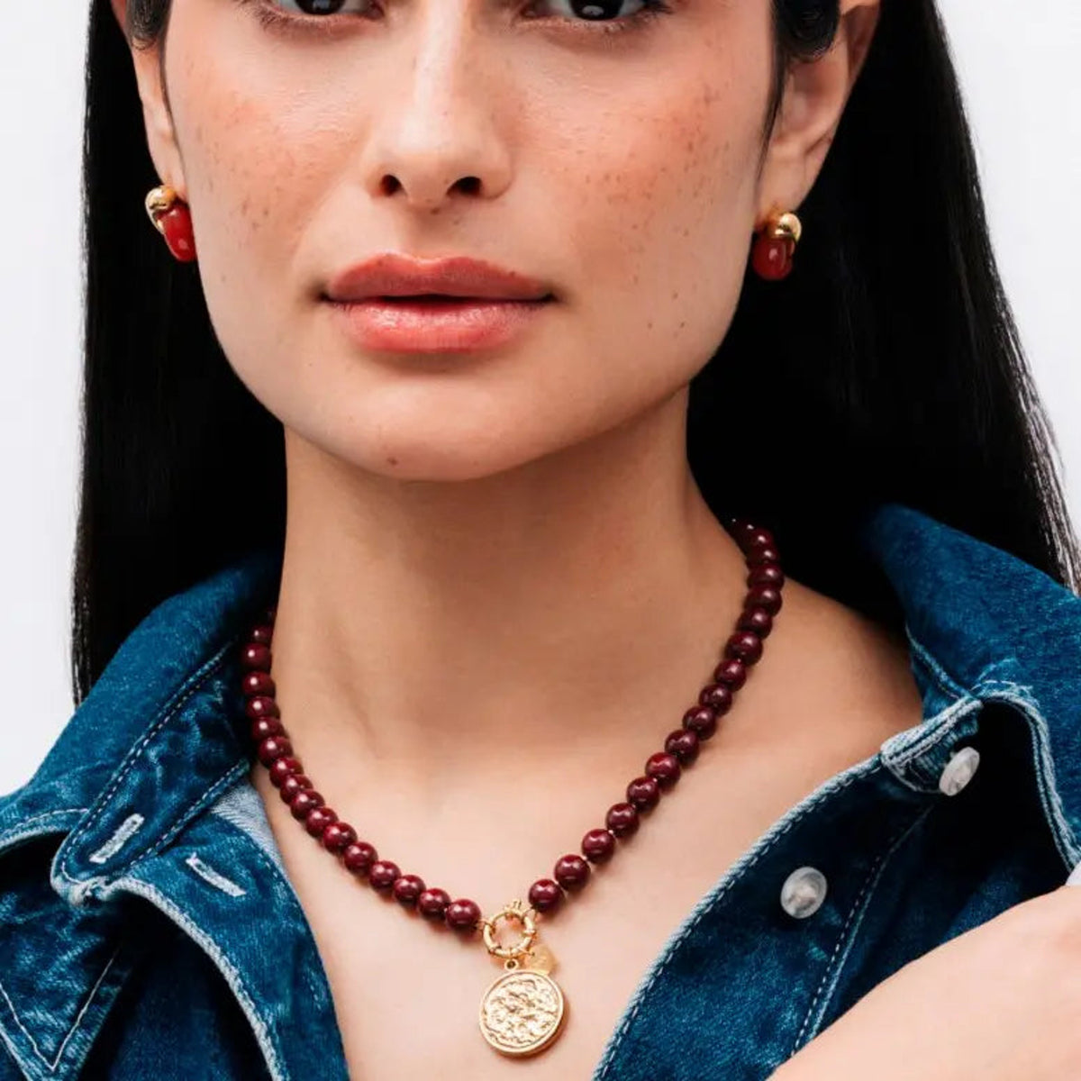 Colar ONE Neckmess Carmela Red Flame em utilização