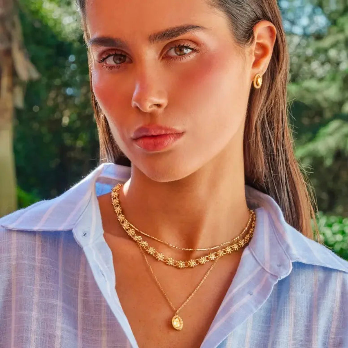 Colar ONE Neckmess Daisy dourado em utilização