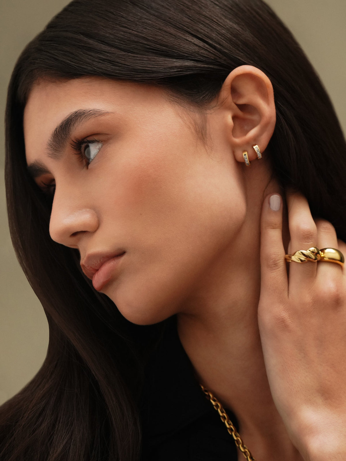 Argolas ONE Shimmer Gold em aço dourado com zircónias