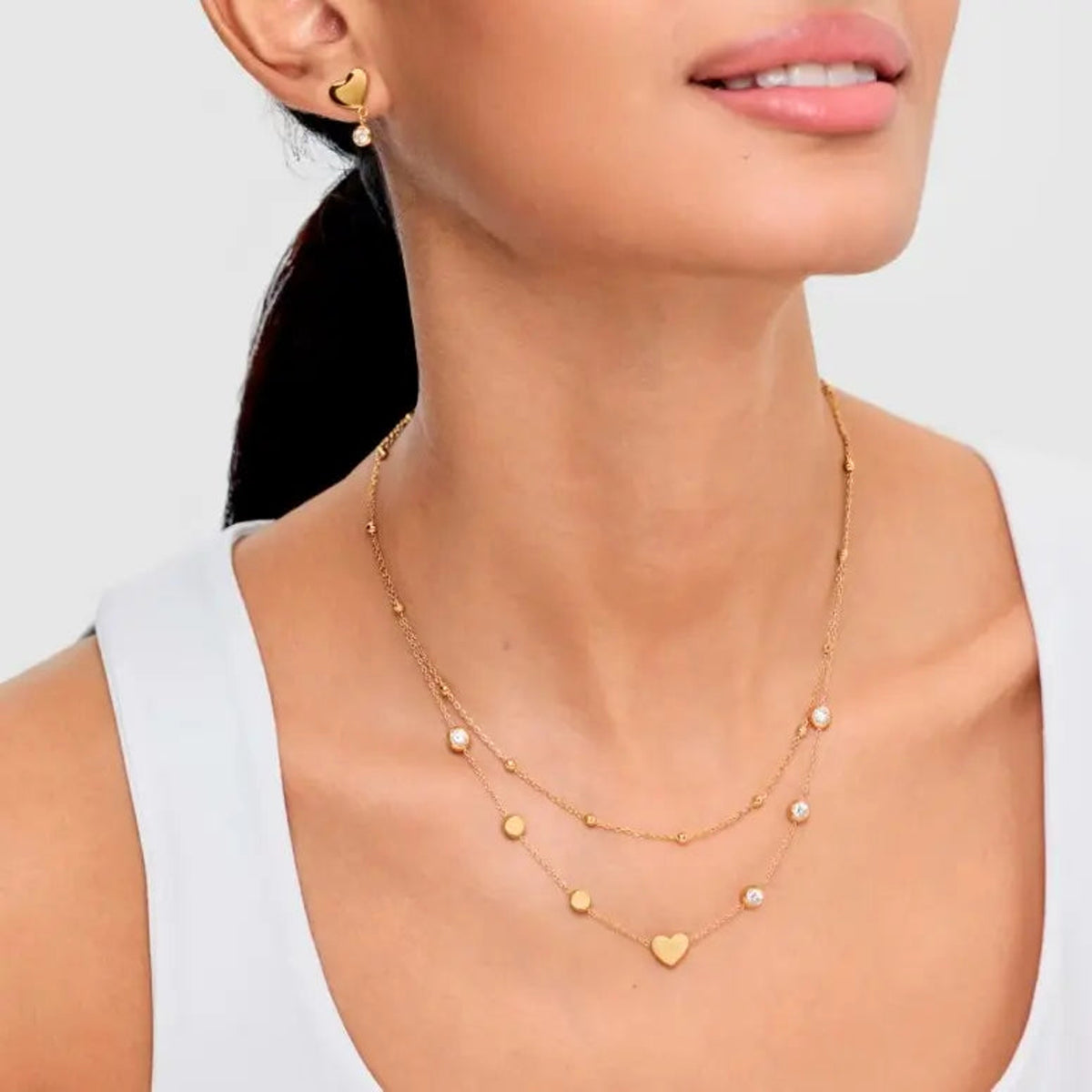 Conjunto de colares ONE White Spark dourado em utilização