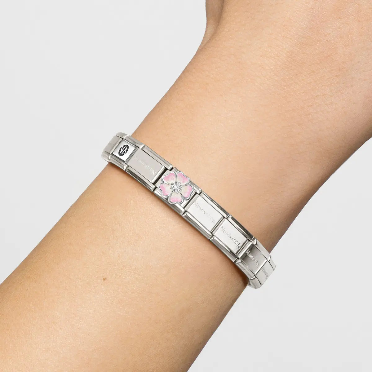 Link Nomination Flor Rosa e Branca – 330321/17 – na pulseira ao pulso