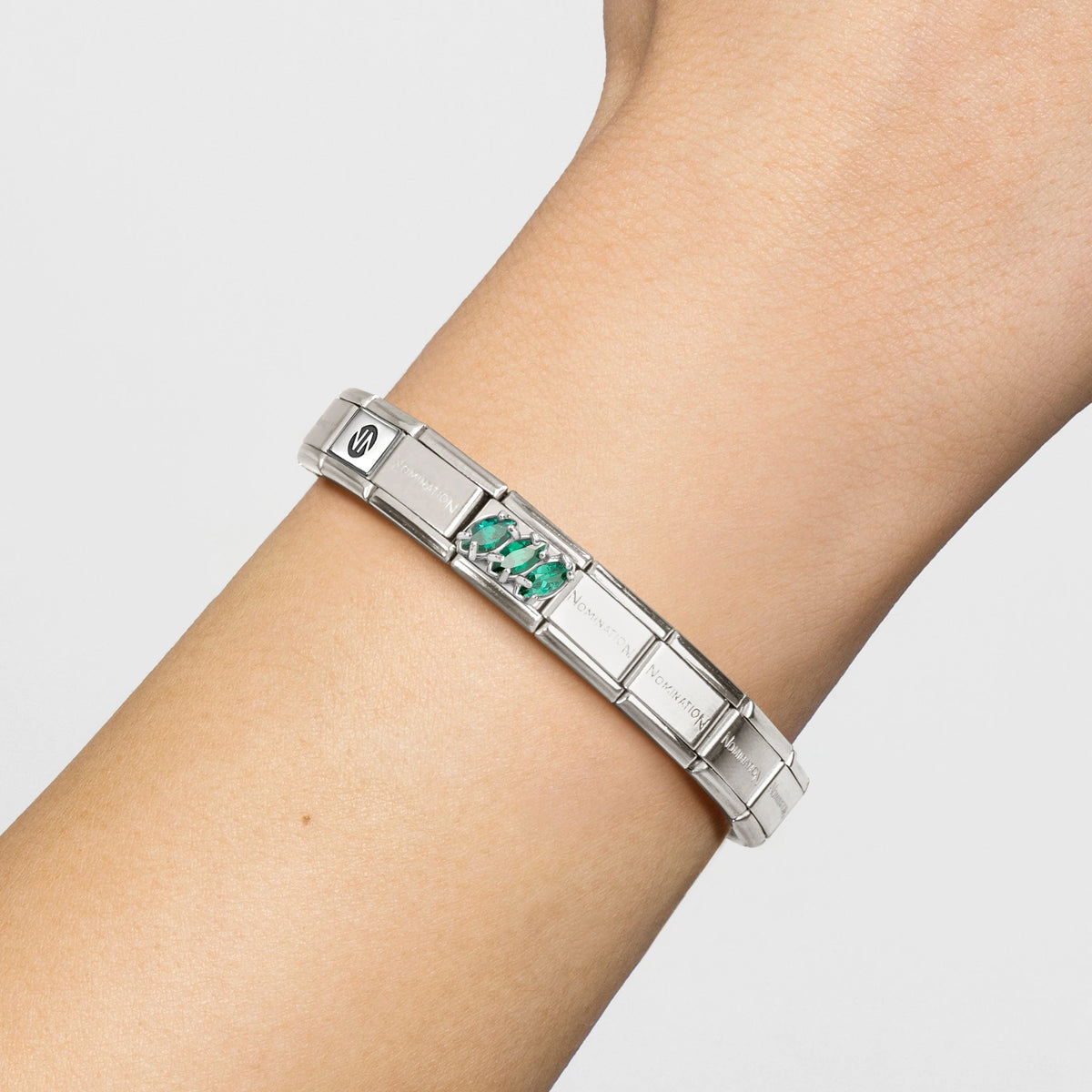 Link Nomination Composable Classic 330329/23 usado numa pulseira no pulso