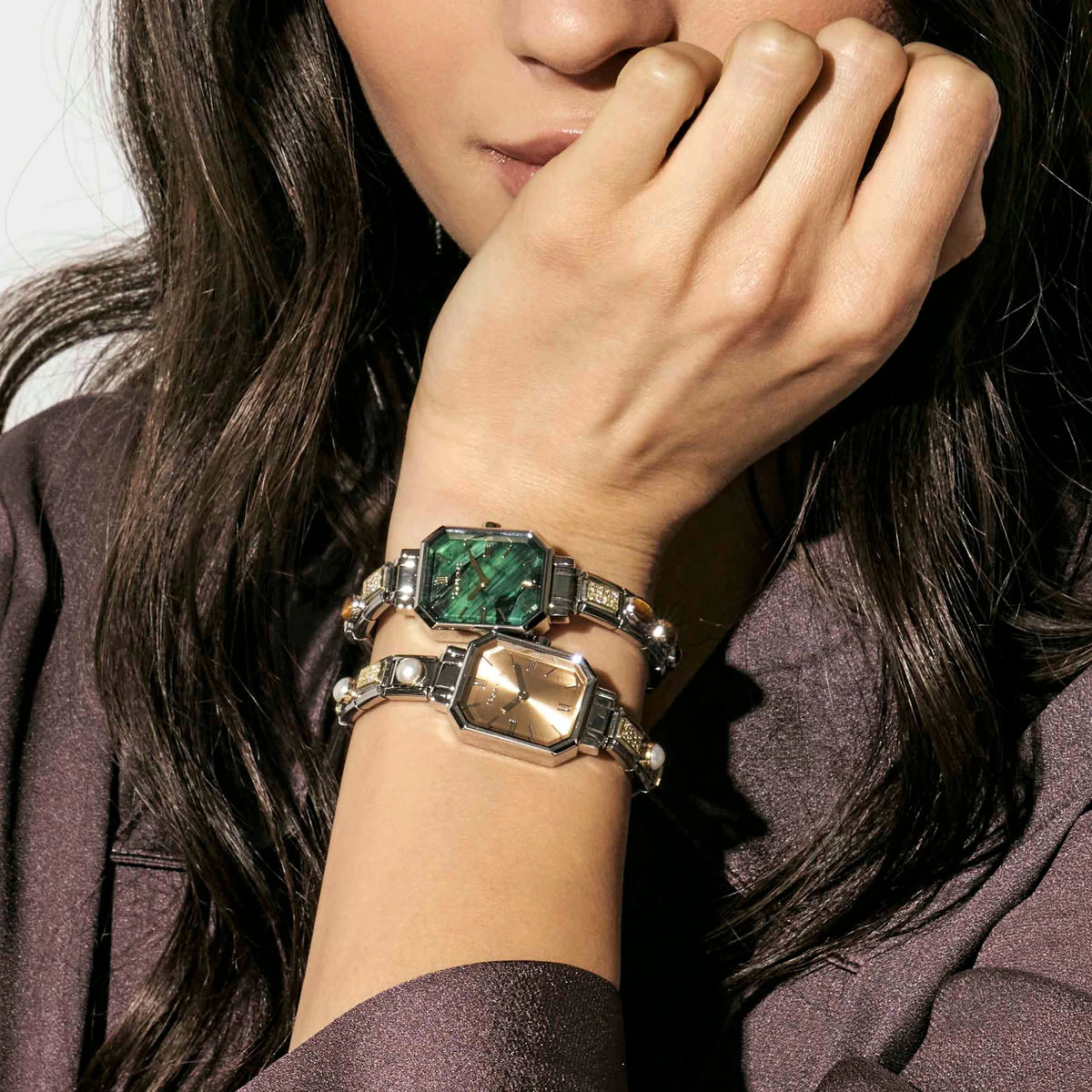 Relógio Nomination Paris com mostrador dourado no pulso, com links decorativos de personalização não incluídos