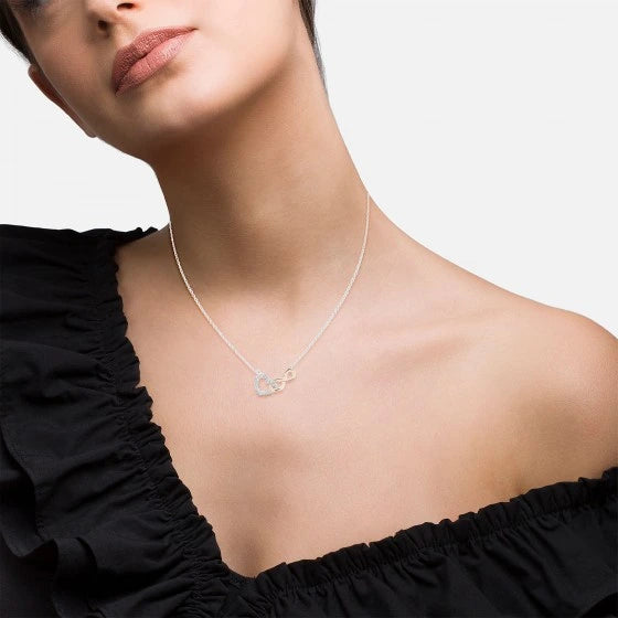 Colar Unike Love in Rose Infinito Bicolor — vista em uso