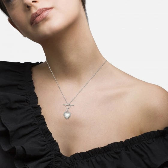 Colar Unike Classy Coração de Madrepérola Prateado — vista em uso